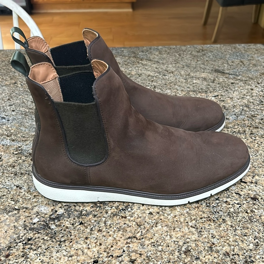 Men’s “Swims” chelsea boot, size 10, brown